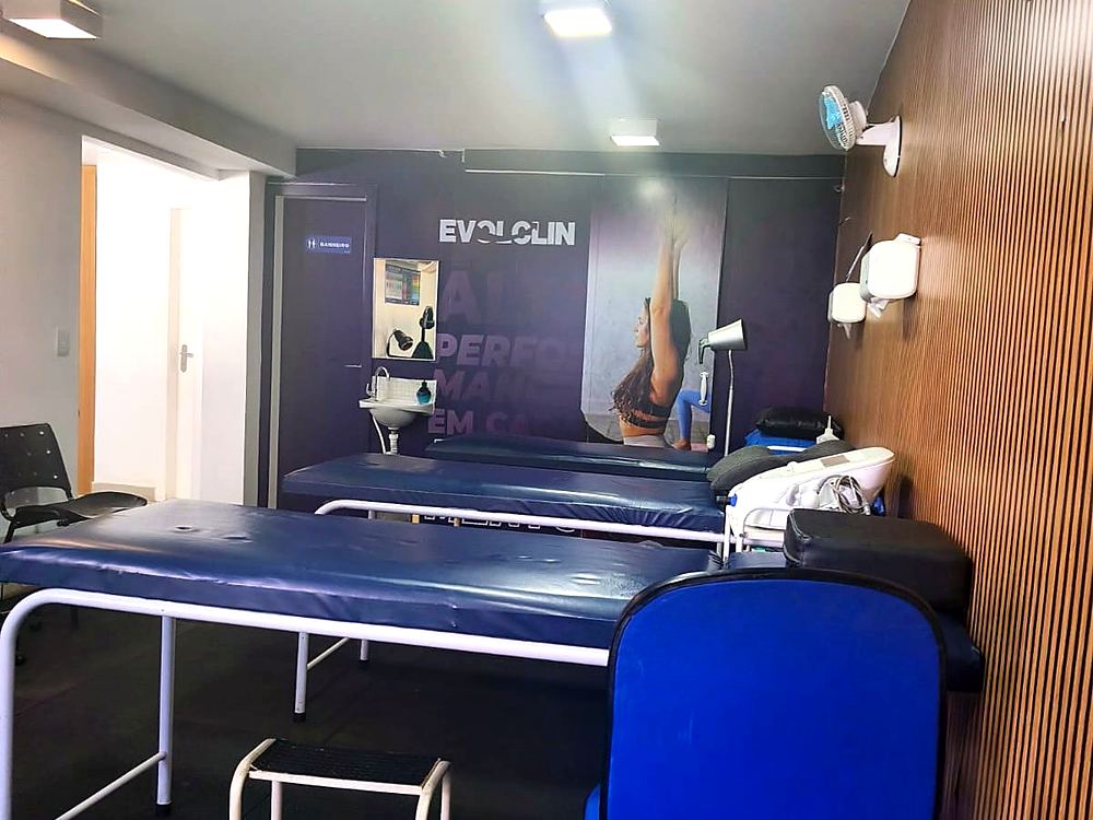 Ginásio de reabilitação da Evolclin, com o painel da marca na parede